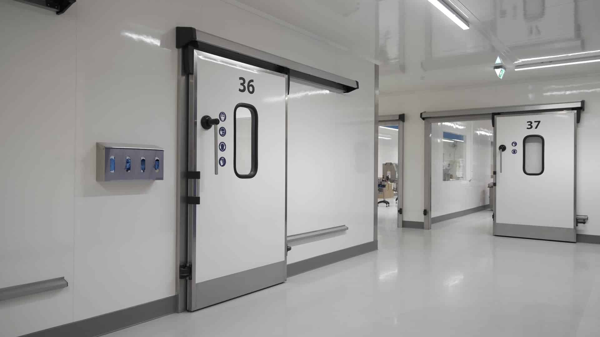 ArmorTuf® en Glasbord® deursystemen bij ARM DOORS